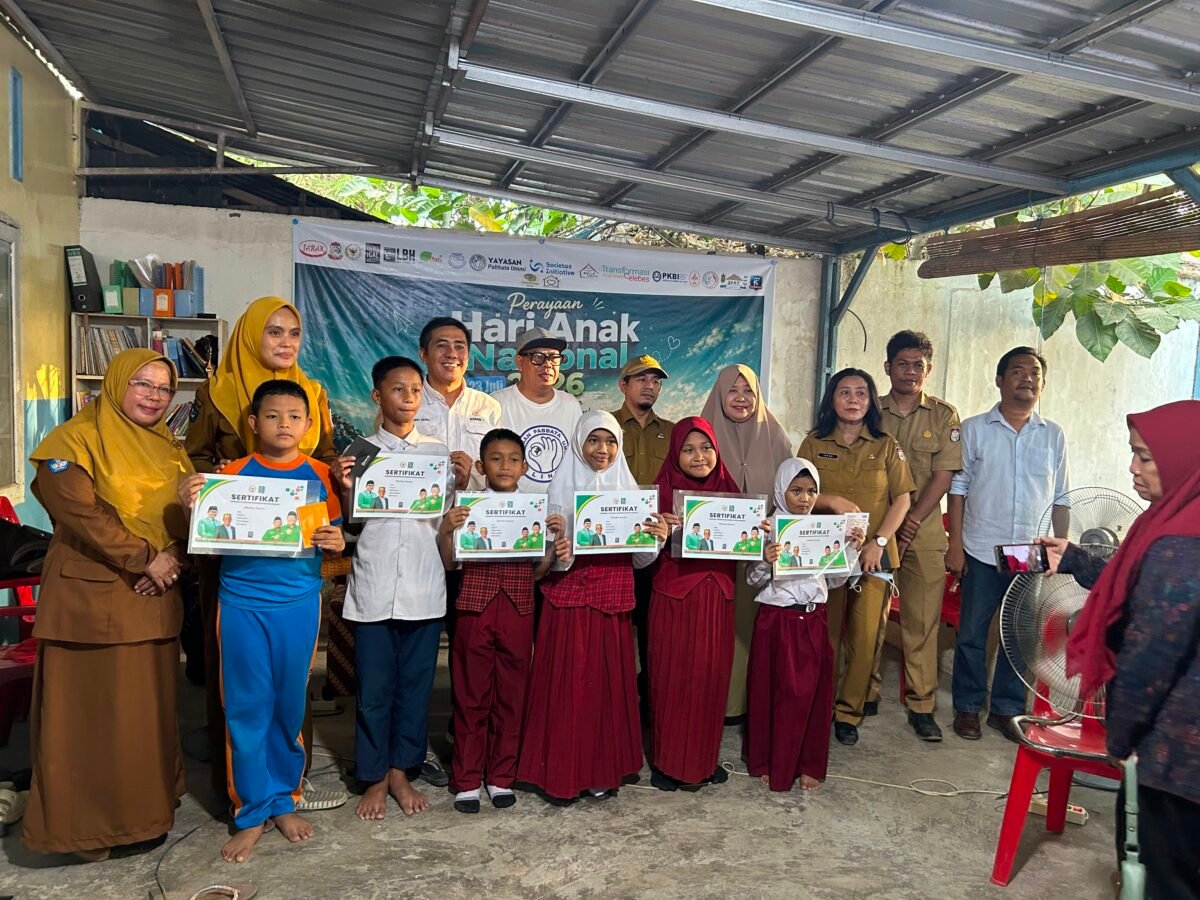 Daeng Ical Serahkan 146 Beasiswa PIP untuk Anak Keluarga Pemulung