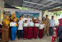 Daeng Ical Serahkan 146 Beasiswa PIP untuk Anak Keluarga Pemulung