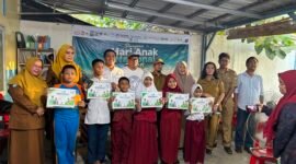 Daeng Ical Serahkan 146 Beasiswa PIP untuk Anak Keluarga Pemulung
