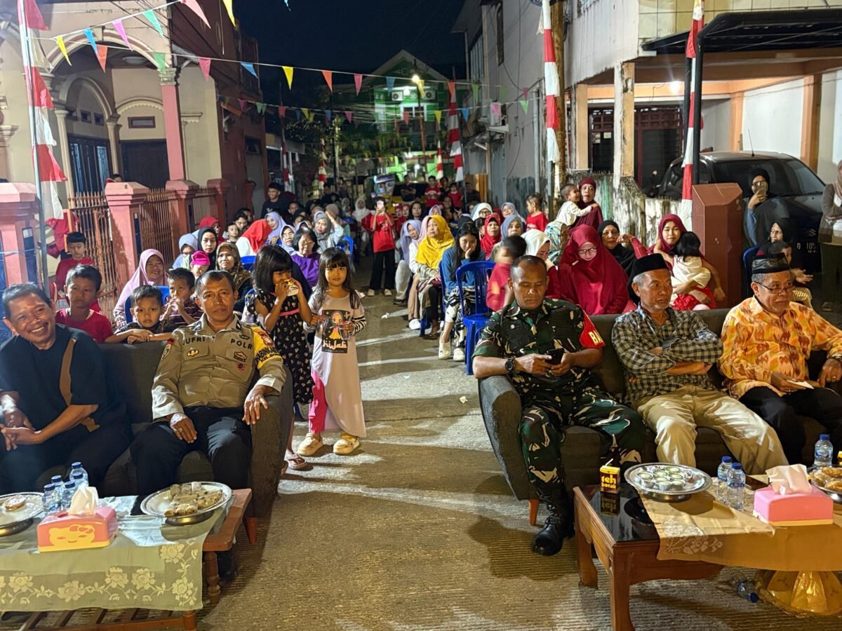 Berbagai lapisan masyarakat tumpah ruah di sepanjang Jalan Toddopuli 22 Blok 35 yang telah didekorasi secara meriah.