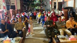 Berbagai lapisan masyarakat tumpah ruah di sepanjang Jalan Toddopuli 22 Blok 35 yang telah didekorasi secara meriah.