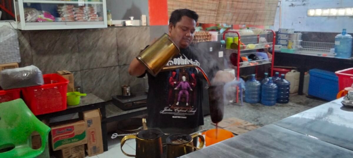Salah Satu Peracik Kopi Di Warkop H.Edy, Muh Ananda