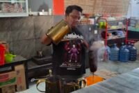 Salah Satu Peracik Kopi Di Warkop H.Edy, Muh Ananda