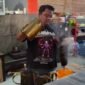 Salah Satu Peracik Kopi Di Warkop H.Edy, Muh Ananda