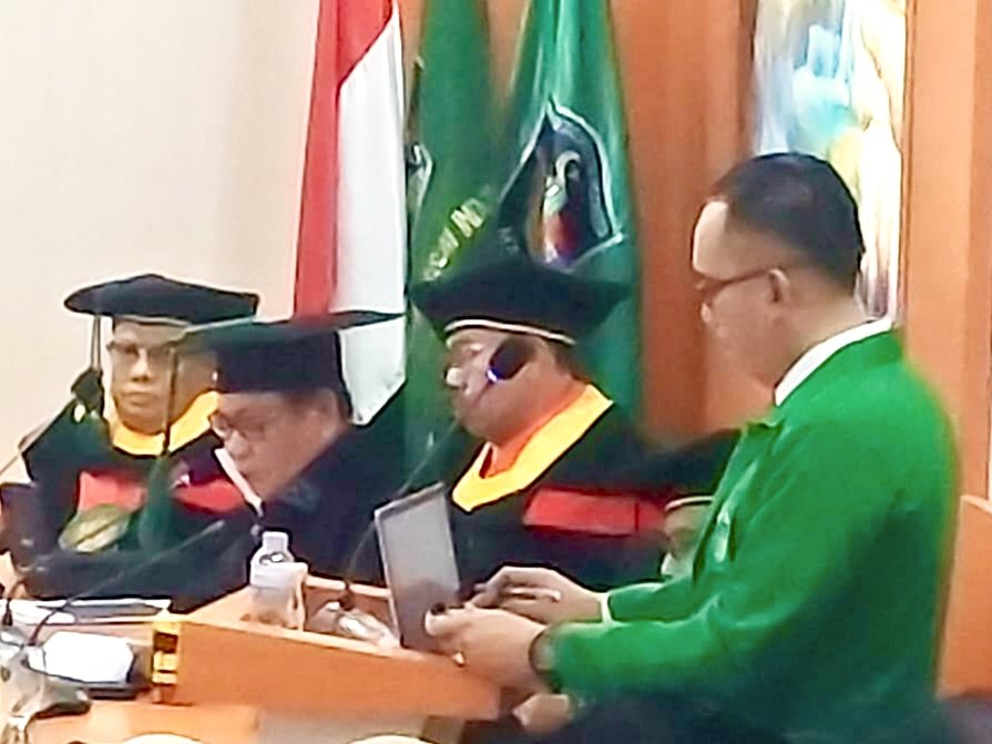 Iptu Abdillah Makmur, S. H., M.H. Saat pemamparan
disertasinya pada sidang terbuka Promosi Doktor Pasca Sarjana UMI di Makassar (11/8/26)
