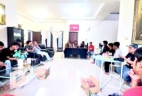 Diskusi publik ini dihadiri oleh perwakilan dari Serikat Buruh/Pekerja antara lain KPBI Sulsel, SGBN Sulsel, K-SBSI Sulsel, FSBPI Gowa, Petani, Mahasiswa dan juga pekerja dari beberapa perusahaan