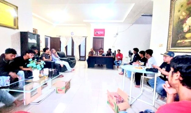 Diskusi publik ini dihadiri oleh perwakilan dari Serikat Buruh/Pekerja antara lain KPBI Sulsel, SGBN Sulsel, K-SBSI Sulsel, FSBPI Gowa, Petani, Mahasiswa dan juga pekerja dari beberapa perusahaan