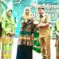 Gubernur Kalimantan Utara, Dr. H. Zainal Arifin Paliwang, SH, M.Hum, didampingi Gubernur Jawa Timur yang juga menjabat Ketua Umum Dewan Pembina PP Muslimat NU, Dr. (H.C) Dra. Hj. Khofifah Indar Parawansa, M.Si.