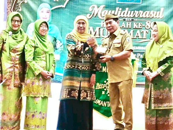 Gubernur Kalimantan Utara, Dr. H. Zainal Arifin Paliwang, SH, M.Hum, didampingi Gubernur Jawa Timur yang juga menjabat Ketua Umum Dewan Pembina PP Muslimat NU, Dr. (H.C) Dra. Hj. Khofifah Indar Parawansa, M.Si.