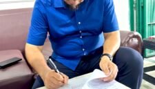 Andi Dedy Dewa Hasparani Putra  Saat Menandatangani Surat Pernyataan Komitmen Fee 