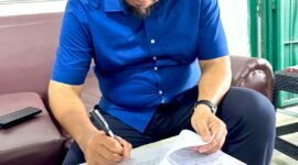 Andi Dedy Dewa Hasparani Putra  Saat Menandatangani Surat Pernyataan Komitmen Fee 