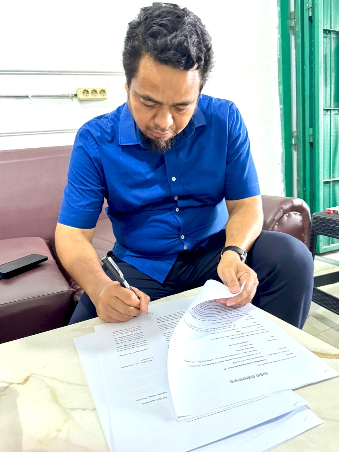 Andi Dedy Dewa Hasparani Putra  Saat Menandatangani Surat Pernyataan Komitmen Fee 
